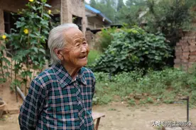 农村93岁老奶奶独居窑洞睡土炕，一把柴火就做一顿饭，生活啥样子图片