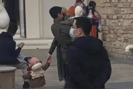 撒贝宁一家四口逛街，夫妻俩分工明确，龙凤胎女儿一条裙子一千九图片