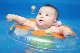又一婴儿在游泳池溺水！孩子夏天游泳好处多，但没到年龄千万别游图片