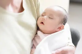 宝妈喂夜奶，再困也要避开这些错误做法，喂母乳和奶粉的都得注意图片