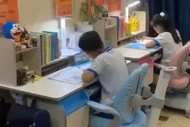 孩子学习书桌放在哪最合适？“奖状墙”妈妈的经历分享，值得借鉴图片