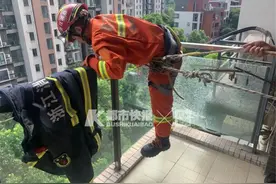 杭州18个月幼儿独自被反锁在家哇哇大哭，奶奶和妈妈在门外干着急！再次提醒：千万别再这样做了图片