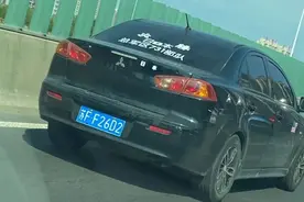 结局舒适，一男子在车后贴“731部队”，交警立刻追踪当场拿下图片