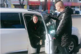 50岁女老板为爱情嫁给小16岁司机：他赚了我的钱，还得到我的心图片