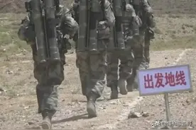 辟谣！解放军人手一个筒子？不，我们每人两具火箭筒！丨轻武专栏图片