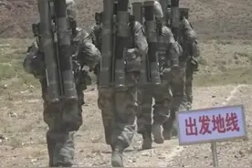 辟谣！解放军人手一个筒子？不，我们每人两具火箭筒！丨轻武专栏图片