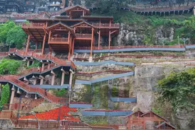 打卡新网红景点戴家巷崖壁步道，毗邻洪崖洞，网友：太美，真重庆图片