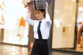 如何帮女朋友挑选满意的衣服图片