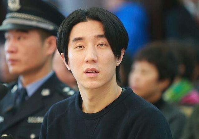成龙有20亿身家？要拿100万感谢抗疫药研制者的他为何被吐槽狡猾