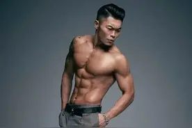 金曲歌王李玖哲晒出近照，从路人甲变成肌肉型男，还拥有6块腹肌图片