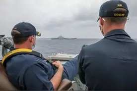 美舰跟拍我军航母视频网络疯传，随后一个小动作暴露其内心的虚弱图片