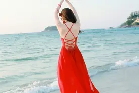 提醒女人：去海边游玩，别就知道带比基尼！这几样东西也要带上图片