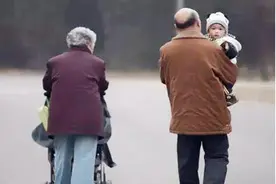 老两口抛家舍业，进城给儿子带娃，唠家常的功夫，孙子没了｜故事图片