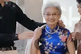 90岁最美奶奶火了，穿旗袍+大衣端庄大气，1米9孙子霸气护航图片
