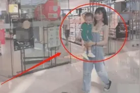“冻龄姥姥”火了，抱外孙逛商场犹如母子，网友：真是祖孙俩？图片