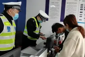 “宁愿坐在电瓶车上笑”的姑娘，这下笑不出了……图片