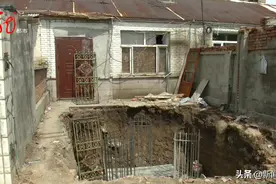 隔壁邻居刚搬来就挖大坑，坑越来越大，还建上了钢筋，是移动公司在居民区建通讯设施？图片