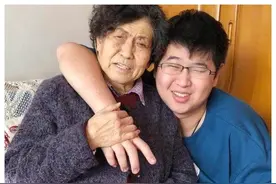 把母亲送养老院，姐姐骂我不孝，接去她家后，半个月不到就来求我图片