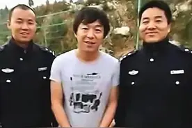 和警察合影不能乱站，黄渤，薛之谦都是反面教材，唯独撒贝宁机智图片