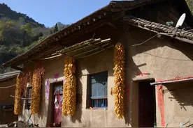 记忆深处的老土屋，是否依旧保持着当年模样图片