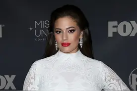 美国小姐决赛红毯上，阿什莉一袭白裙，体态丰盈图片