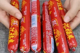 才知道火腿肠铝环下藏着“小机关”，不用咬，小孩也能轻松打开图片