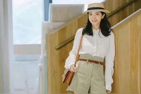 今夏“衬衫+短裤”火了，时髦显气场，看孟晚舟的穿搭就知道了图片