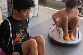 Lucas陪小Q玩幼稚游戏，网友喊话孩子球鞋穿烂了，谢霆锋你不管吗图片