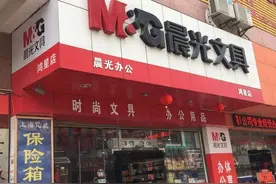 3次高考失败，19岁做推销员，后凭圆珠笔发家，如今身价上百亿图片