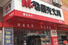 3次高考失败，19岁做推销员，后凭圆珠笔发家，如今身价上百亿图片