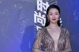 48岁陶虹身材真有料，为秀丰满胸前开叉到腰，这"3D"身材太迷人图片