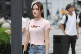 好想上去提醒她, “姐姐你的扣子扣错了”图片