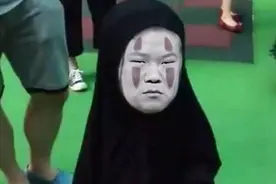 岳云鹏自诩“撕漫男”，助理冲冲神补刀：撕碎我童年漫画的男人图片