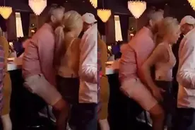 NFL教练酒吧中和金发女耳鬓厮磨，被拍正着，妻子正在家中看孙子图片