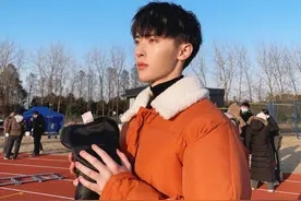 男演员被曝耍大牌，工作人员委屈发声：踢翻群演饭盒故意让人摔倒图片