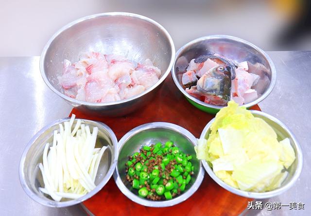 白菜和草鱼一起做，原来这么好吃，掌握这个关键，汤汁浓白鲜香