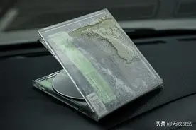 武汉夏天有多热 车内CD壳如雪糕般被融化图片