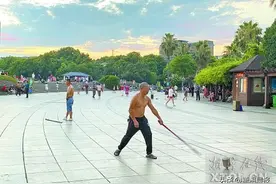 鞭子长声音响还可能伤人，湘潭市民投诉公园打陀螺扰民，部门回应了图片