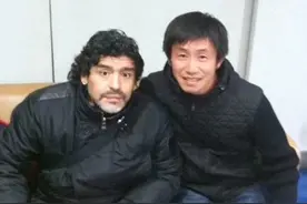 武汉足球人郑斌：与马拉多纳的合影一直在我手机里图片