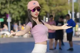 美女做的瑜伽动作真标准图片