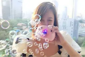 陈乔恩波点裙短发吹泡泡私服照图片
