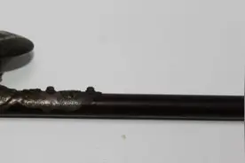 林则徐文物故事（16）——清代红木镶铜嵌玉石翠烟嘴鸦片烟枪（附娄雕花卉纹铜烟灯）图片