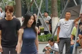 柳岩真人长啥样？看到路人拍摄的“生图”，这腿很真实了图片