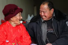 农村兄妹8人伺候1个104岁老妈妈，他们赡养老人方式很有意思图片