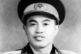 开国中将回乡探亲，住一晚扭头就走，亲友愤怒，30年后才知实情图片