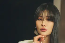 袁娅维白色廓形西装写真画报图片