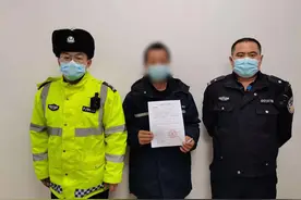 货车司机拉啤酒，路上累了“来一口”…图片