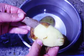教你给土豆去皮的好方法，学会这招，让土豆皮像香蕉皮一样好剥视频封面