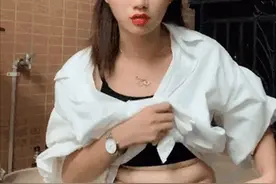 搞笑美女动态图，妹子这腹肌笑喷我了！搞笑妹子gif图片