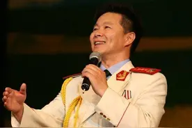 歌唱家王宏伟：幼年丧父，母亲因他守寡一生，成名后孝行让人感动图片
